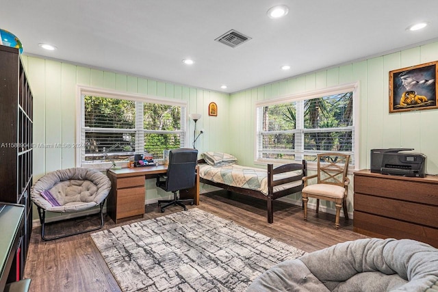 bedroom featuring multiple windows, visible vents, wood finished floors, and recessed lighting