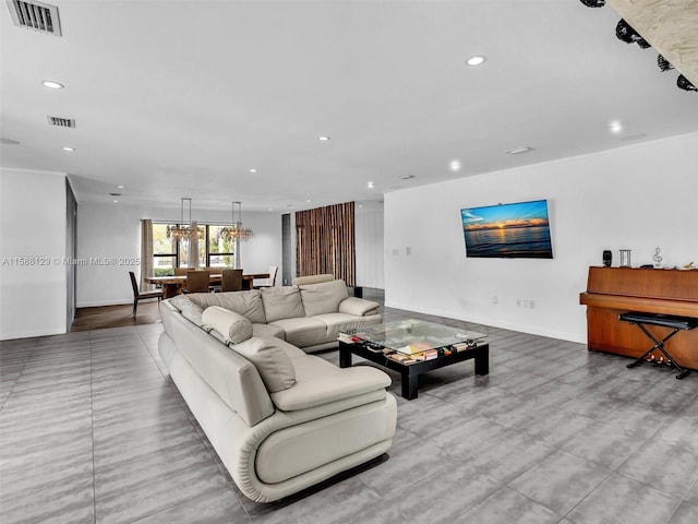 living room featuring recessed lighting, visible vents, and baseboards