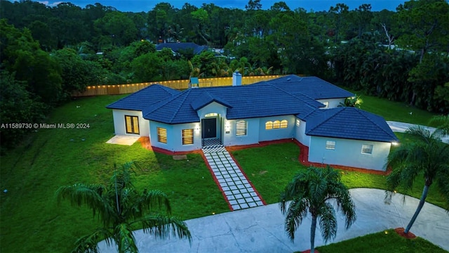 view of front of home featuring a front yard