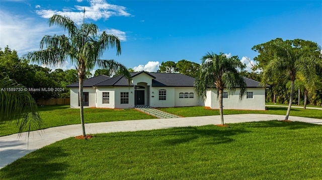 single story home featuring a front lawn