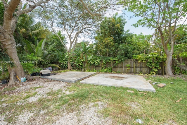 view of yard featuring a patio