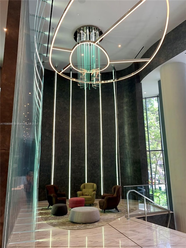 room details featuring a notable chandelier