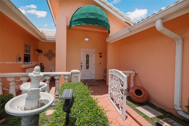 entrance to property featuring a patio