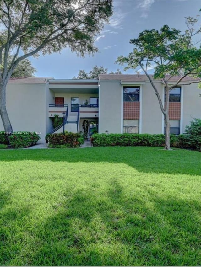 view of front of property featuring a front yard