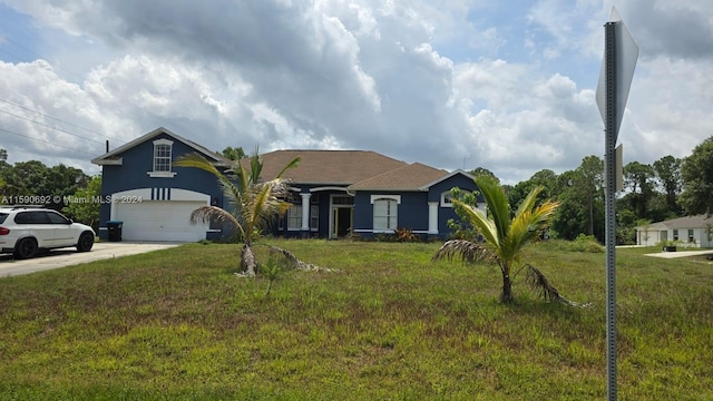 view of front facade featuring a front yard