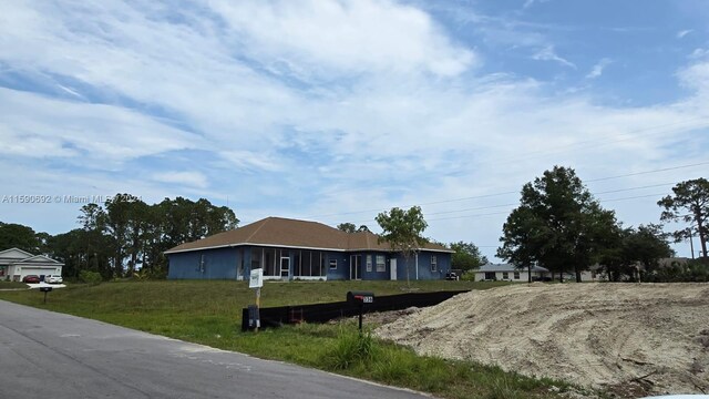 single story home with a front lawn