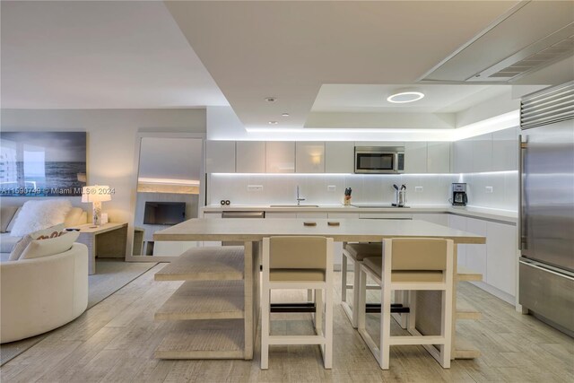 kitchen featuring backsplash, sink, a breakfast bar area, and stainless steel appliances