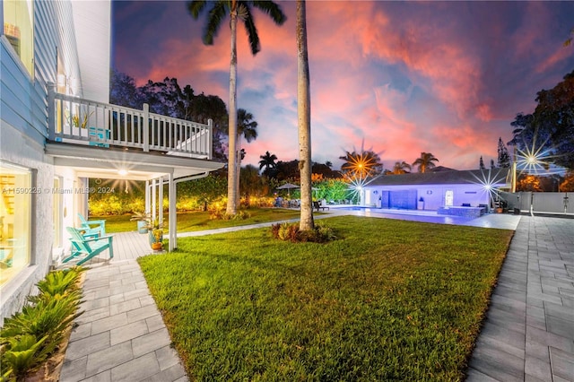 yard at dusk with a balcony