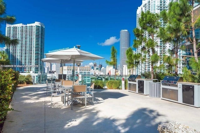 view of patio with an outdoor kitchen and grilling area