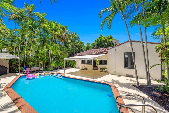 view of swimming pool featuring a patio