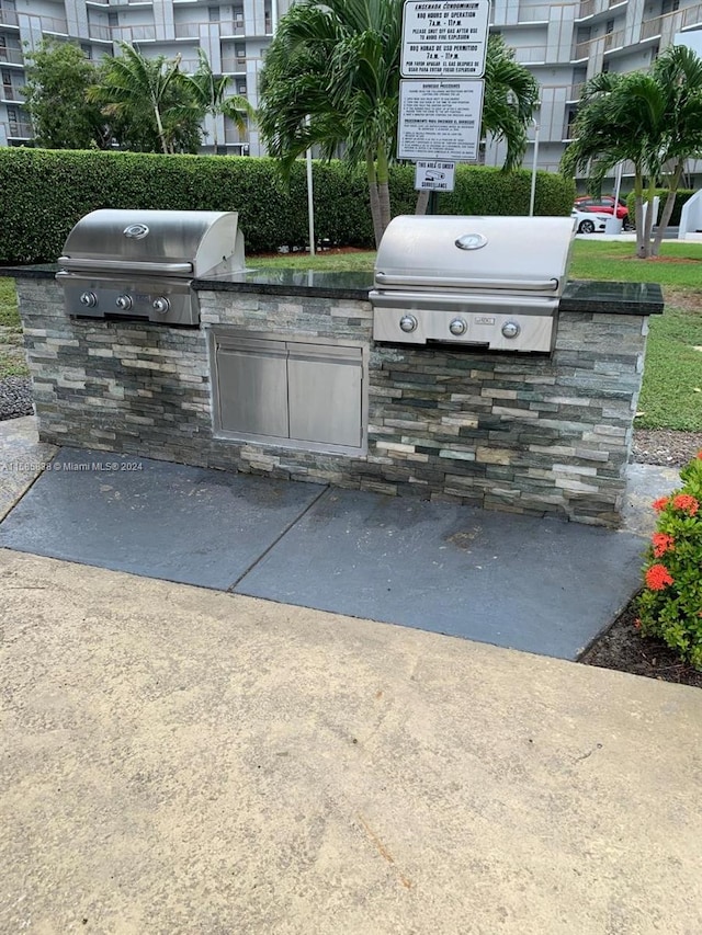 view of patio / terrace featuring grilling area and an outdoor kitchen