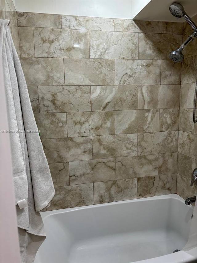 bathroom featuring tiled shower / bath combo