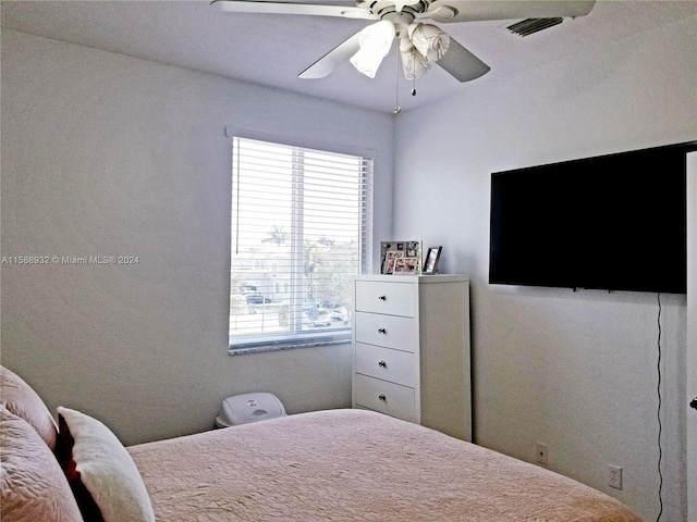 bedroom with ceiling fan