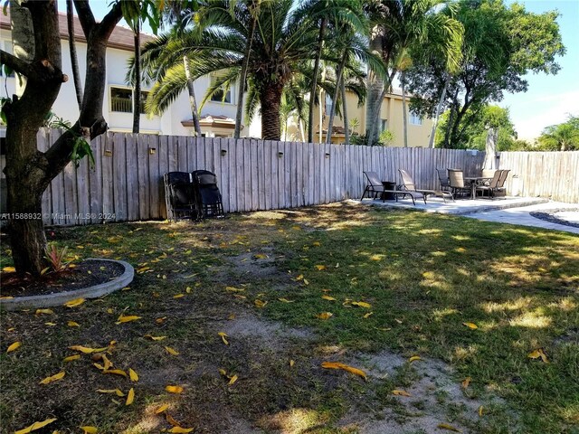 view of yard featuring a patio