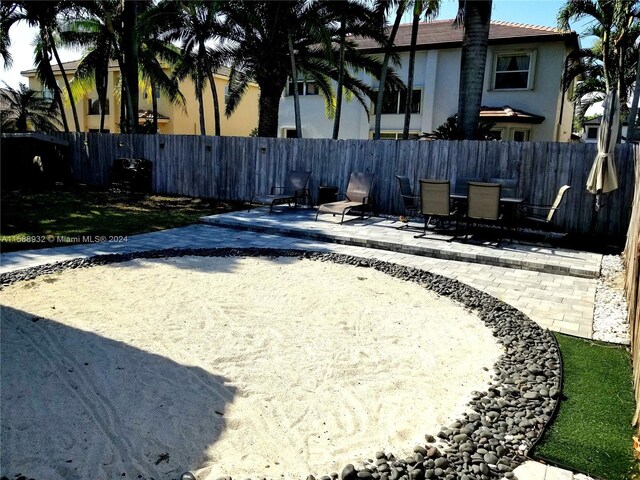 view of yard featuring a patio area