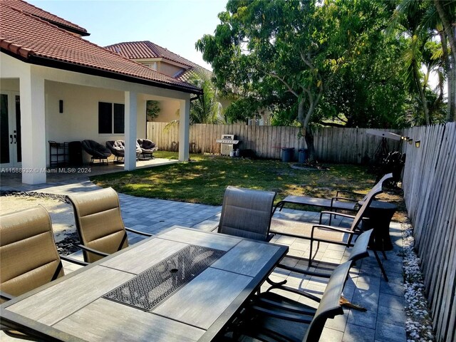 view of patio featuring an outdoor living space