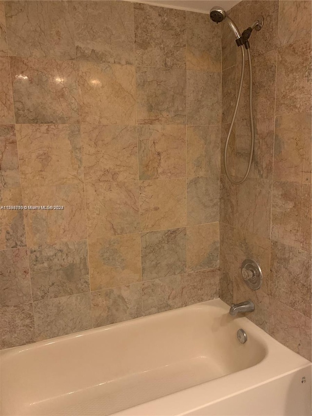 bathroom featuring tiled shower / bath combo