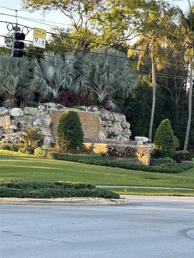 community sign with a lawn