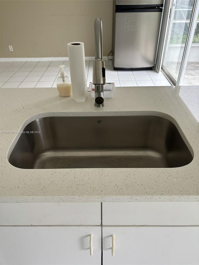 room details with sink and fridge