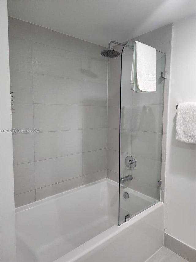 bathroom with tiled shower / bath combo