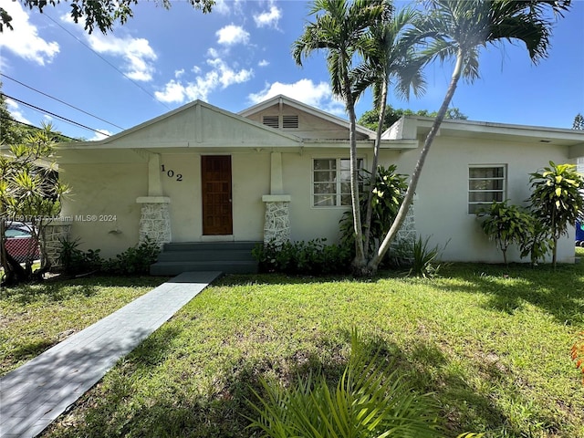 view of front facade with a front lawn