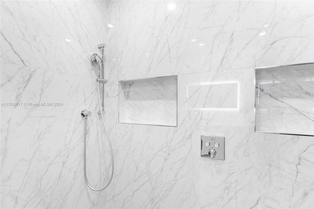 room details featuring tiled shower