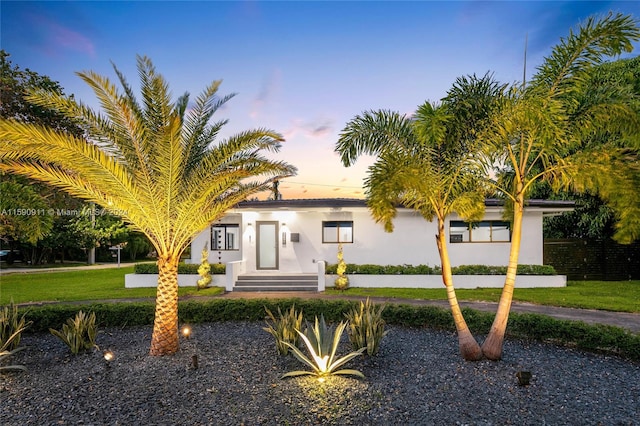 view of front facade with a yard