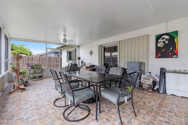 sunroom / solarium featuring a ceiling fan