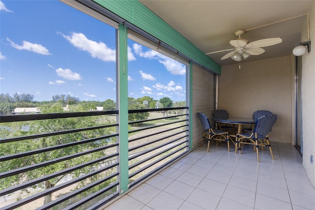 sunroom featuring ceiling fan