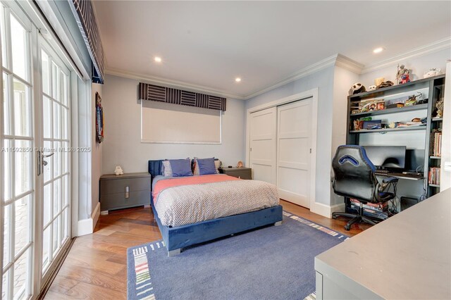 living room with ornamental molding and light tile floors