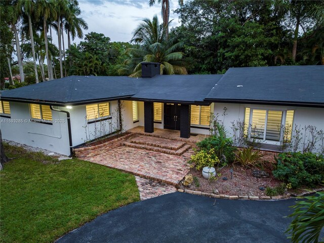 single story home featuring a garage