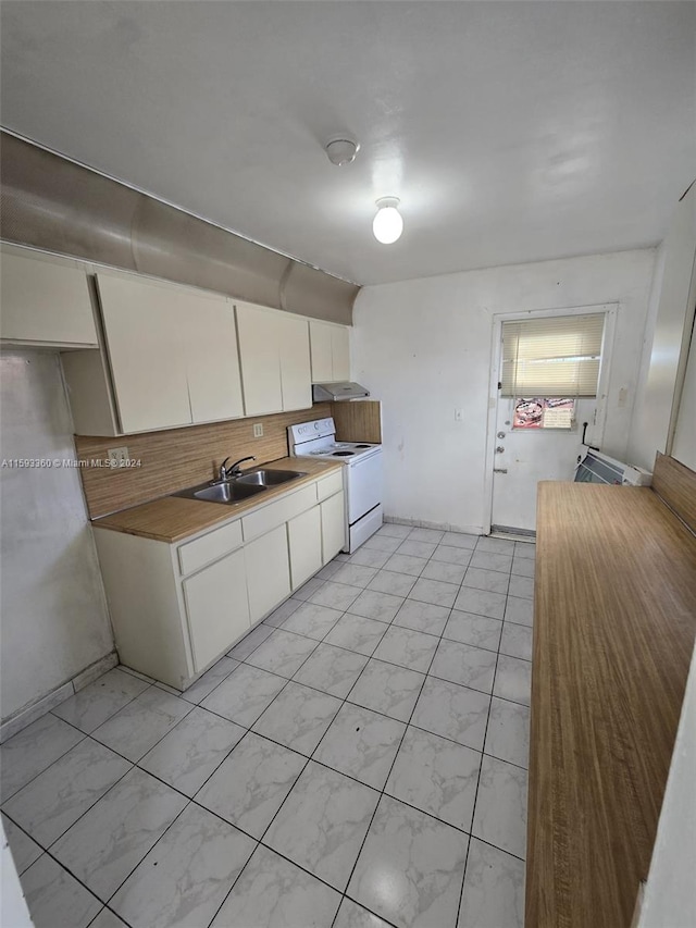 kitchen featuring electric stove, sink, backsplash, and white cabinets