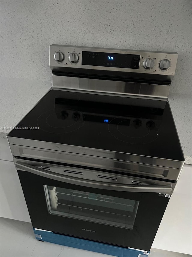 room details featuring electric range