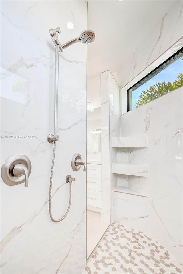 bathroom featuring a tile shower