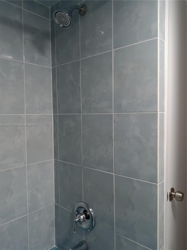 5387 SW 40th Ave Unit 105, Dania Beach, FL 33314 - bathroom view of bathing tub / shower combination