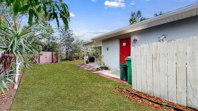 view of yard featuring a shed