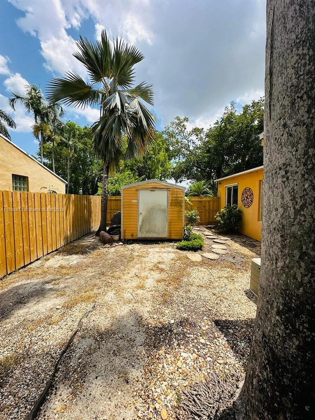 view of yard with a storage unit