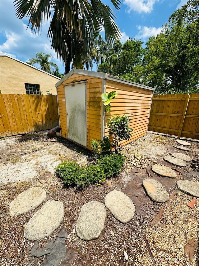 view of yard with a storage shed