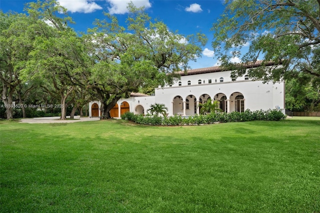 view of front of property featuring a front yard