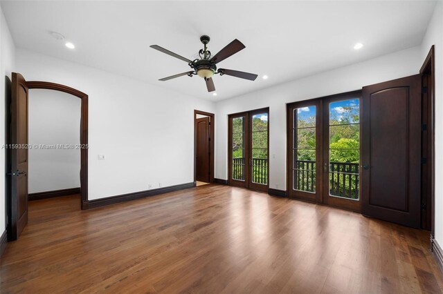 spare room with dark wood-type flooring and ceiling fan