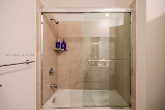 bathroom with enclosed tub / shower combo