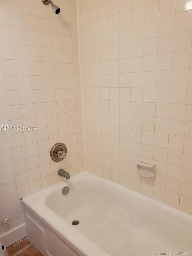 bathroom with tiled shower / bath combo