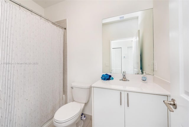 full bathroom featuring vanity, toilet, and shower / tub combo with curtain