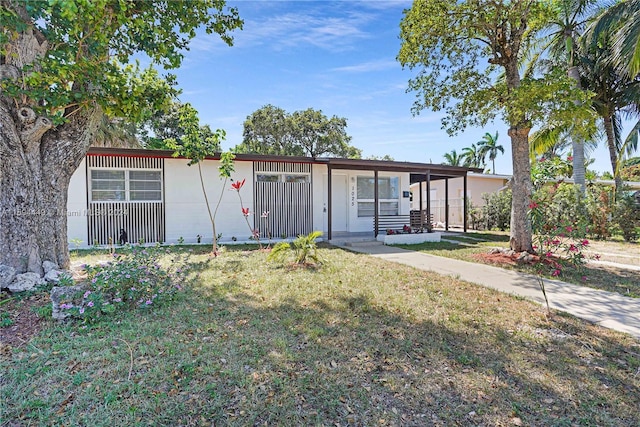 view of front of home featuring a front lawn