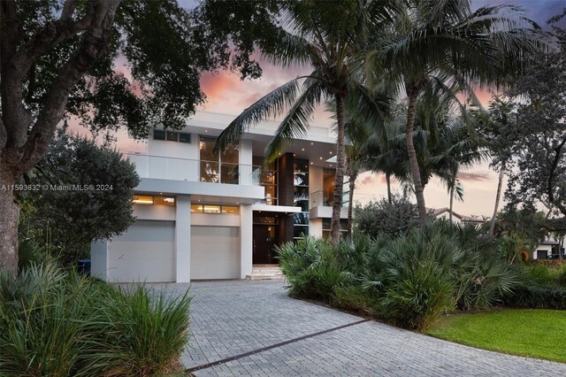 view of front facade featuring a garage