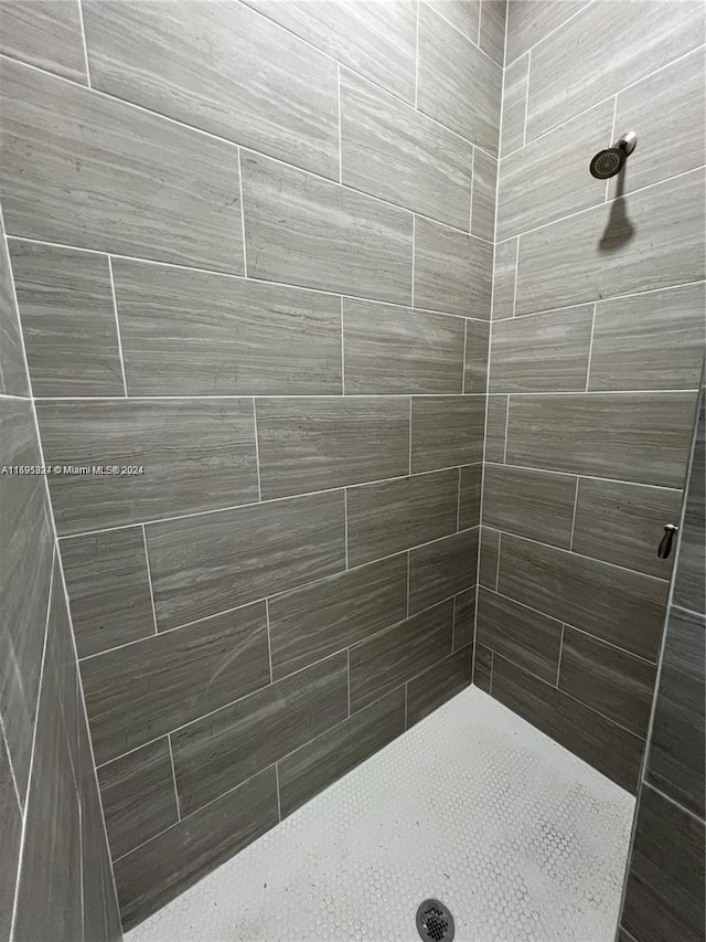 bathroom featuring a tile shower