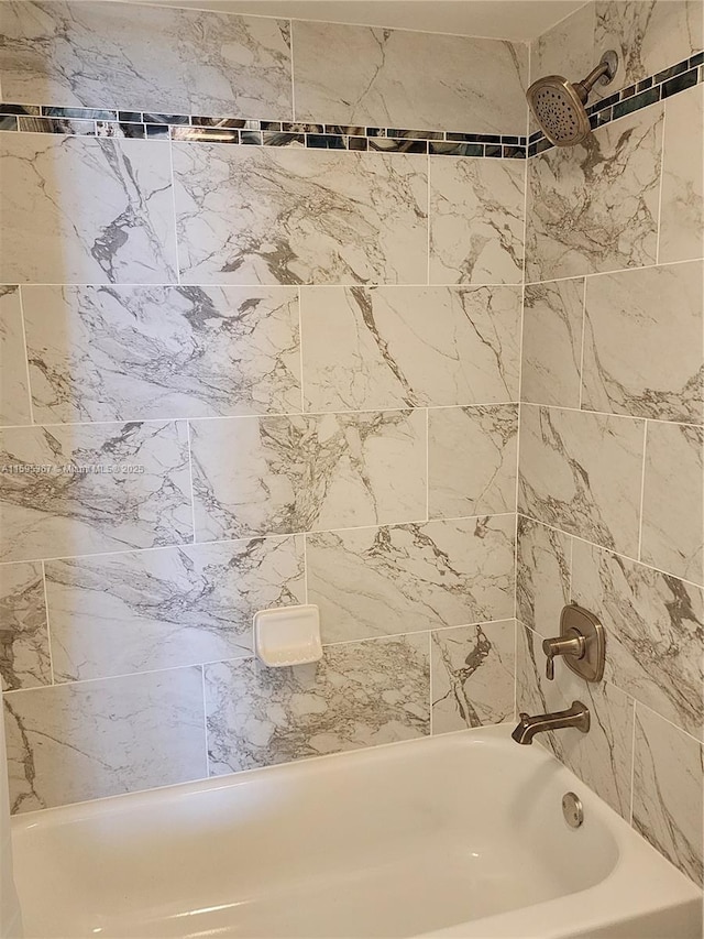 bathroom with tiled shower / bath combo