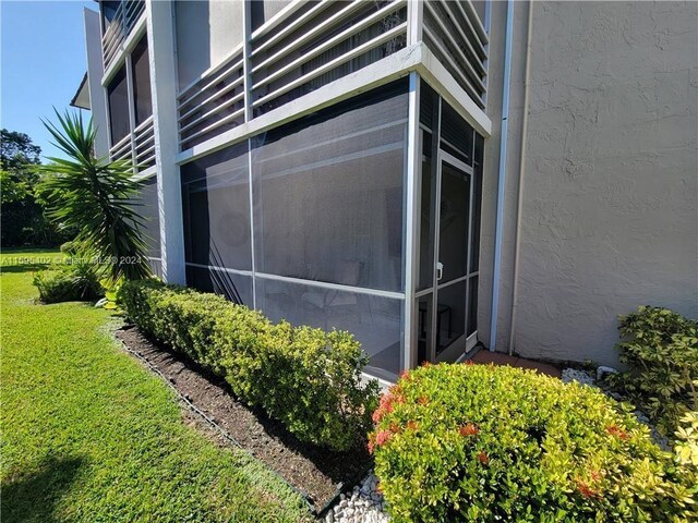 view of side of property featuring a lawn