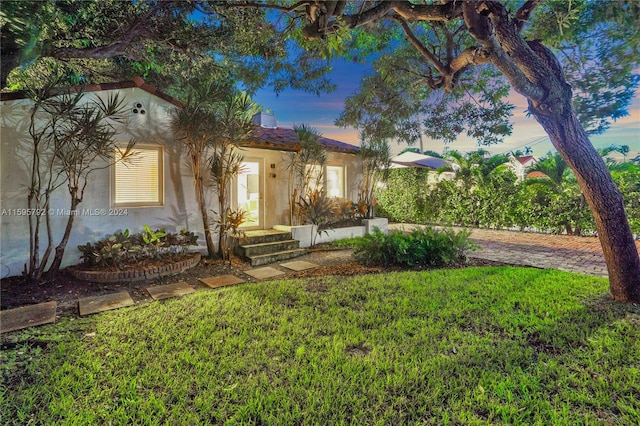 view of front of property with a yard