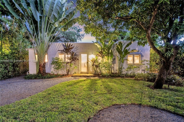 view of front facade featuring a front yard